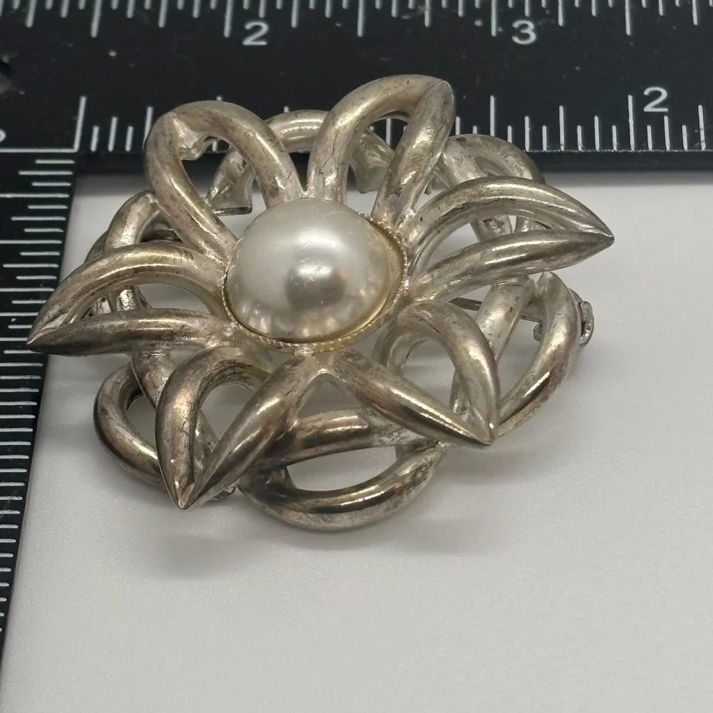 Flower Brooch Women OS Silver Faux Pearl Layered Petal Vintage Style